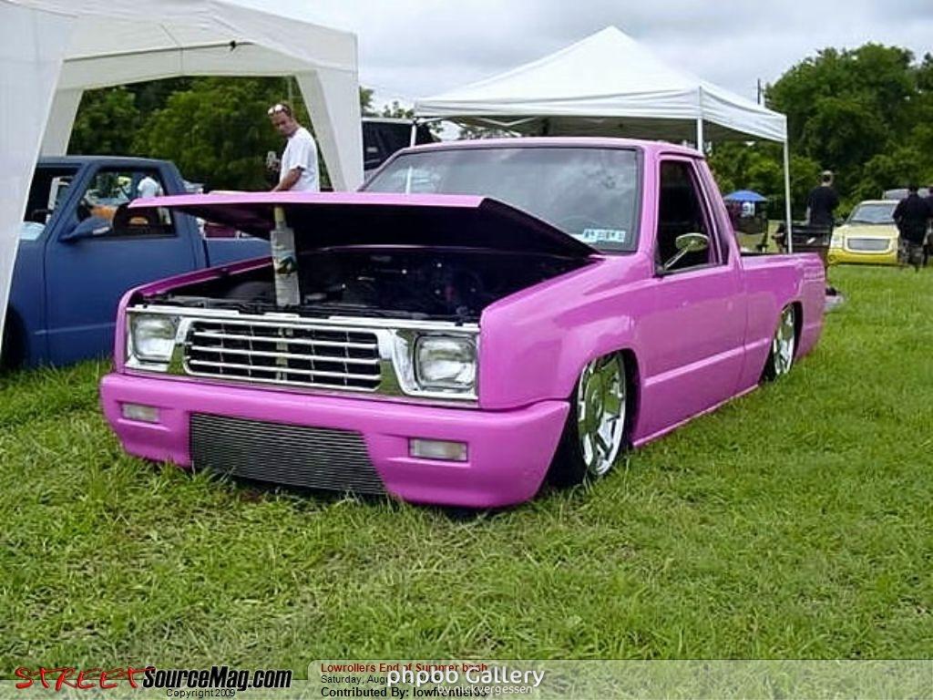 Cool trucks form around the net.
