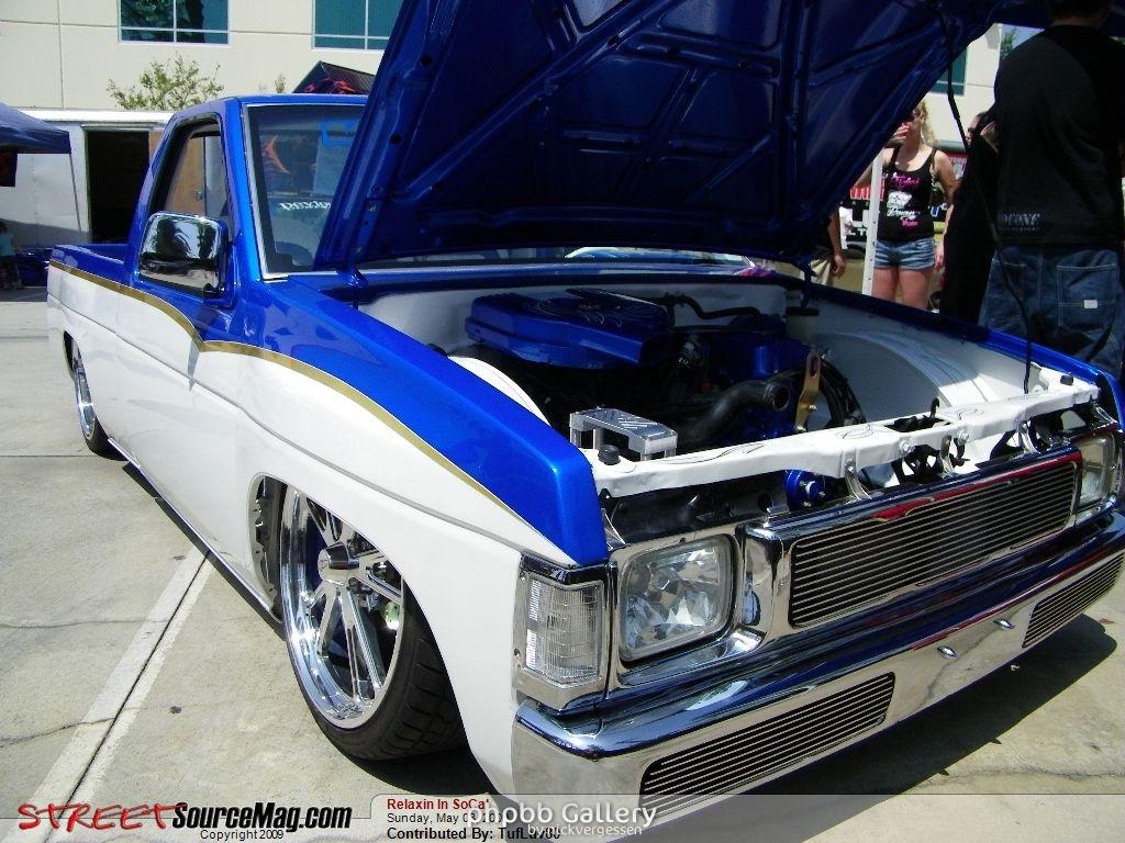 Cool trucks form around the net.