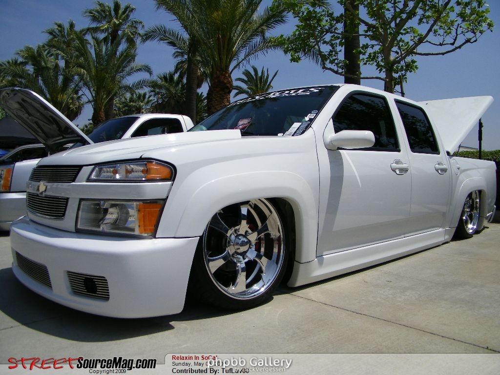 Cool trucks form around the net.